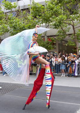 San Francisco, CA - 24 Haziran 2023: SF Gay Onur Yürüyüşü 'ne katılanlar Pazar Caddesi' nden Şehir Merkezi 'ne kadar kutlamalar yapıyorlar. Tema, Geriye Bakış, İleriye İlerleme.