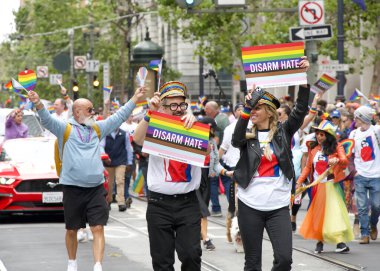 San Francisco, CA - 24 Haziran 2023: SF Gay Onur Yürüyüşü 'ne katılanlar Pazar Caddesi' nden Şehir Merkezi 'ne kadar kutlamalar yapıyorlar. Tema, Geriye Bakış, İleriye İlerleme.