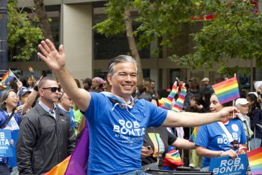 San Francisco, CA - 24 Haziran 2023: SF Gay Onur Yürüyüşü 'ne katılan Başsavcı Rob Bonta. Tema, Geriye Bakış, İleriye İlerleme.