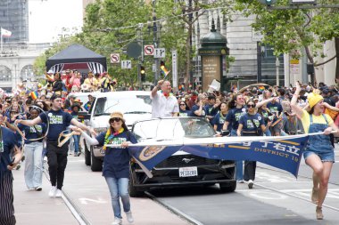 San Francisco, CA - 24 Haziran 2023: Meclis Üyesi Phil Ting SF Gay Onur Yürüyüşü 'ne katılıyor. Tema, Geriye Bakış, İleriye İlerleme.