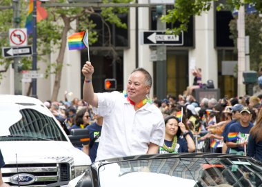 San Francisco, CA - 24 Haziran 2023: Meclis Üyesi Phil Ting SF Gay Onur Yürüyüşü 'ne katılıyor. Tema, Geriye Bakış, İleriye İlerleme.