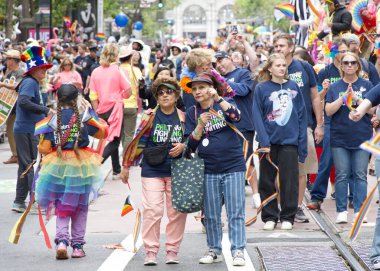 San Francisco, CA - 24 Haziran 2023: SF Gay Onur Yürüyüşü 'ne katılanlar Pazar Caddesi' nden Şehir Merkezi 'ne kadar kutlamalar yapıyorlar. Tema, Geriye Bakış, İleriye İlerleme.