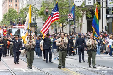 San Francisco, CA - 24 Haziran 2023: SF Gay Onur Yürüyüşü 'ne katılanlar Pazar Caddesi' nden Şehir Merkezi 'ne kadar kutlamalar yapıyorlar. Tema, Geriye Bakış, İleriye İlerleme.