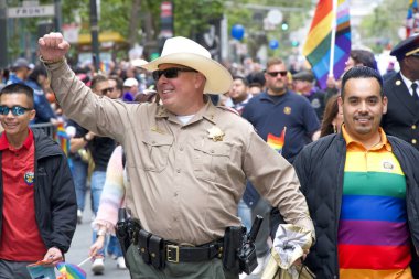 San Francisco, CA - 24 Haziran 2023: SF Gay Onur Yürüyüşü 'ne katılanlar Pazar Caddesi' nden Şehir Merkezi 'ne kadar kutlamalar yapıyorlar. Tema, Geriye Bakış, İleriye İlerleme.