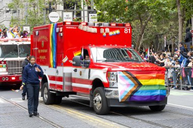 San Francisco, CA - 24 Haziran 2023: SF Gay Onur Yürüyüşü 'ne katılanlar Pazar Caddesi' nden Şehir Merkezi 'ne kadar kutlamalar yapıyorlar. Tema, Geriye Bakış, İleriye İlerleme.