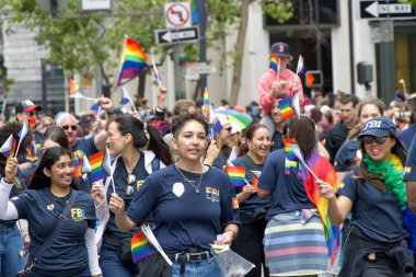 San Francisco, CA - 24 Haziran 2023: SF Gay Onur Yürüyüşü 'ne katılanlar Pazar Caddesi' nden Şehir Merkezi 'ne kadar kutlamalar yapıyorlar. Tema, Geriye Bakış, İleriye İlerleme.