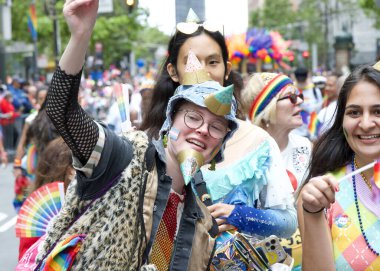 San Francisco, CA - 24 Haziran 2023: SF Gay Onur Yürüyüşü 'ne katılanlar Pazar Caddesi' nden Şehir Merkezi 'ne kadar kutlamalar yapıyorlar. Tema, Geriye Bakış, İleriye İlerleme.