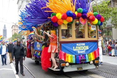 San Francisco, CA - 24 Haziran 2023: Belediye Başkanı London Breed SF Gay Onur Yürüyüşü 'ne katılıyor. Tema, Geriye Bakış, İleriye İlerleme.