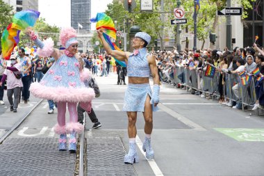San Francisco, CA - 24 Haziran 2023: SF Gay Onur Yürüyüşü 'ne katılanlar Pazar Caddesi' nden Şehir Merkezi 'ne kadar kutlamalar yapıyorlar. Tema, Geriye Bakış, İleriye İlerleme.
