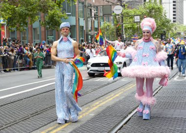 San Francisco, CA - 24 Haziran 2023: SF Gay Onur Yürüyüşü 'ne katılanlar Pazar Caddesi' nden Şehir Merkezi 'ne kadar kutlamalar yapıyorlar. Tema, Geriye Bakış, İleriye İlerleme.