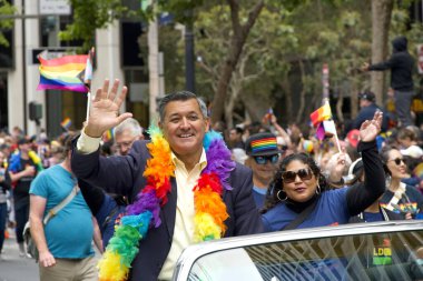 San Francisco, CA - 24 Haziran 2023: SF Gay Onur Yürüyüşü 'ne katılan veznedar Jose Cisneros. Tema, Geriye Bakış, İleriye İlerleme.