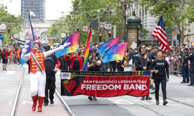 San Francisco, CA - 24 Haziran 2023: SF Gay Onur Yürüyüşü 'ne katılanlar Pazar Caddesi' nden Şehir Merkezi 'ne kadar kutlamalar yapıyorlar. Tema, Geriye Bakış, İleriye İlerleme.