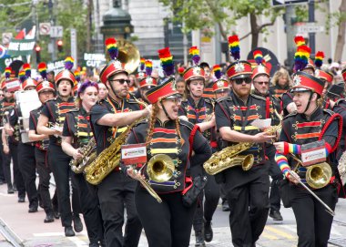 San Francisco, CA - 24 Haziran 2023: SF Gay Onur Yürüyüşü 'ne katılanlar Pazar Caddesi' nden Şehir Merkezi 'ne kadar kutlamalar yapıyorlar. Tema, Geriye Bakış, İleriye İlerleme.