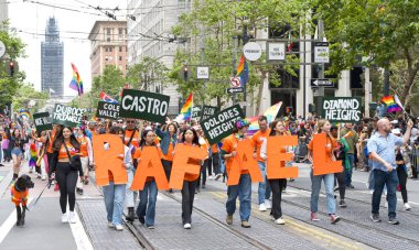 San Francisco, CA - 24 Haziran 2023: SF Gay Onur Yürüyüşü 'ne katılanlar Pazar Caddesi' nden Şehir Merkezi 'ne kadar kutlamalar yapıyorlar. Tema, Geriye Bakış, İleriye İlerleme.