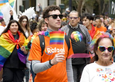 San Francisco, CA - 24 Haziran 2023: SF Gay Onur Yürüyüşü 'ne katılanlar Pazar Caddesi' nden Şehir Merkezi 'ne kadar kutlamalar yapıyorlar. Tema, Geriye Bakış, İleriye İlerleme.