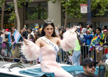 San Francisco, CA - 24 Haziran 2023: SF Gay Onur Yürüyüşü 'ne katılanlar Pazar Caddesi' nden Şehir Merkezi 'ne kadar kutlamalar yapıyorlar. Tema, Geriye Bakış, İleriye İlerleme.