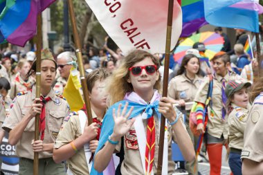 San Francisco, CA - 24 Haziran 2023: SF Gay Onur Yürüyüşü 'ne katılanlar Pazar Caddesi' nden Şehir Merkezi 'ne kadar kutlamalar yapıyorlar. Tema, Geriye Bakış, İleriye İlerleme.