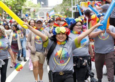 San Francisco, CA - 24 Haziran 2023: SF Gay Onur Yürüyüşü 'ne katılanlar Pazar Caddesi' nden Şehir Merkezi 'ne kadar kutlamalar yapıyorlar. Tema, Geriye Bakış, İleriye İlerleme.