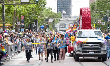 San Francisco, CA - 24 Haziran 2023: SF Gay Onur Yürüyüşü 'ne katılanlar Pazar Caddesi' nden Şehir Merkezi 'ne kadar kutlamalar yapıyorlar. Tema, Geriye Bakış, İleriye İlerleme.