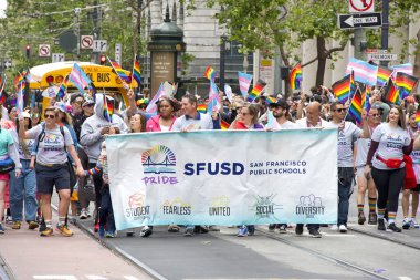 San Francisco, CA - 24 Haziran 2023: SF Gay Onur Yürüyüşü 'ne katılanlar Pazar Caddesi' nden Şehir Merkezi 'ne kadar kutlamalar yapıyorlar. Tema, Geriye Bakış, İleriye İlerleme.