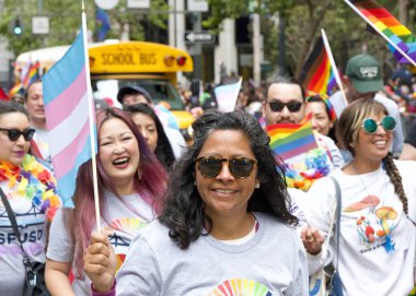 San Francisco, CA - 24 Haziran 2023: SF Gay Onur Yürüyüşü 'ne katılanlar Pazar Caddesi' nden Şehir Merkezi 'ne kadar kutlamalar yapıyorlar. Tema, Geriye Bakış, İleriye İlerleme.