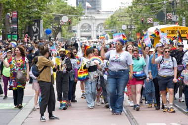 San Francisco, CA - 24 Haziran 2023: SF Gay Onur Yürüyüşü 'ne katılanlar Pazar Caddesi' nden Şehir Merkezi 'ne kadar kutlamalar yapıyorlar. Tema, Geriye Bakış, İleriye İlerleme.