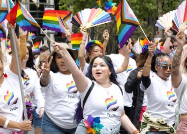 San Francisco, CA - 24 Haziran 2023: SF Gay Onur Yürüyüşü 'ne katılanlar Pazar Caddesi' nden Şehir Merkezi 'ne kadar kutlamalar yapıyorlar. Tema, Geriye Bakış, İleriye İlerleme.