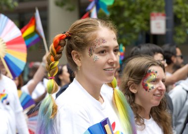 San Francisco, CA - 24 Haziran 2023: SF Gay Onur Yürüyüşü 'ne katılanlar Pazar Caddesi' nden Şehir Merkezi 'ne kadar kutlamalar yapıyorlar. Tema, Geriye Bakış, İleriye İlerleme.