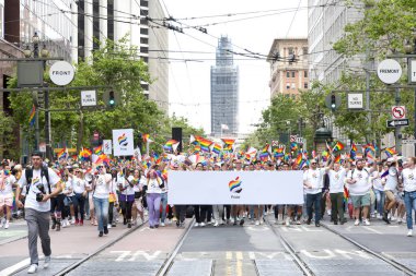 San Francisco, CA - 24 Haziran 2023: SF Gay Onur Yürüyüşü 'ne katılanlar Pazar Caddesi' nden Şehir Merkezi 'ne kadar kutlamalar yapıyorlar. Tema, Geriye Bakış, İleriye İlerleme.