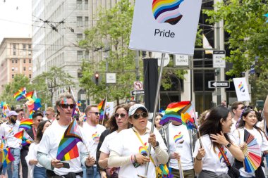 San Francisco, CA - 24 Haziran 2023: SF Gay Onur Yürüyüşü 'ne katılanlar Pazar Caddesi' nden Şehir Merkezi 'ne kadar kutlamalar yapıyorlar. Tema, Geriye Bakış, İleriye İlerleme.