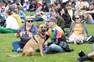 San Francisco, CA - 25 Haziran 2023: BM Meydanı 'ndaki Gay Onur Festivali için çimenli parkta dinlenen katılımcılar. Bu yılın teması, Geriye Bakış, İleriye İlerleme