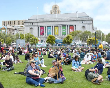 San Francisco, CA - 25 Haziran 2023: Birleşmiş Milletler Meydanı 'ndaki Asya Sanat Müzesi Eşcinsel Onur Festivali' nin çimenli parkında dinlenen katılımcılar. Bu yılın teması, Geriye Bakış, İleriye İlerleme