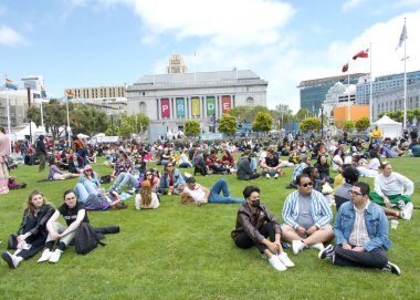 San Francisco, CA - 25 Haziran 2023: Birleşmiş Milletler Meydanı 'ndaki Asya Sanat Müzesi Eşcinsel Onur Festivali' nin çimenli parkında dinlenen katılımcılar. Bu yılın teması, Geriye Bakış, İleriye İlerleme