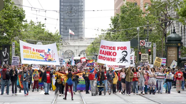 San Francisco, CA - 24 Haziran 2023: SF Gay Onur Yürüyüşü 'ne katılanlar Pazar Caddesi' nden Şehir Merkezi 'ne kadar kutlamalar yapıyorlar. Tema, Geriye Bakış, İleriye İlerleme.