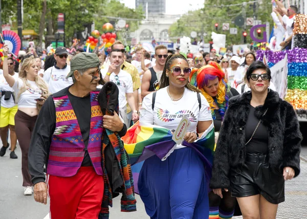 2023年6月24日 加利福尼亚州旧金山 与会者在Sf Gay Pride Parade Market Civic Center庆祝 — 图库照片