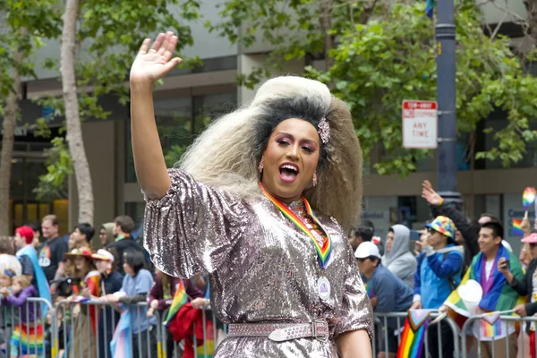 旧金山 加利福尼亚州 2023年6月24日 蜂蜜桃花心木参加了Sf同性恋自豪游行从市场街到市民中心 — 图库照片
