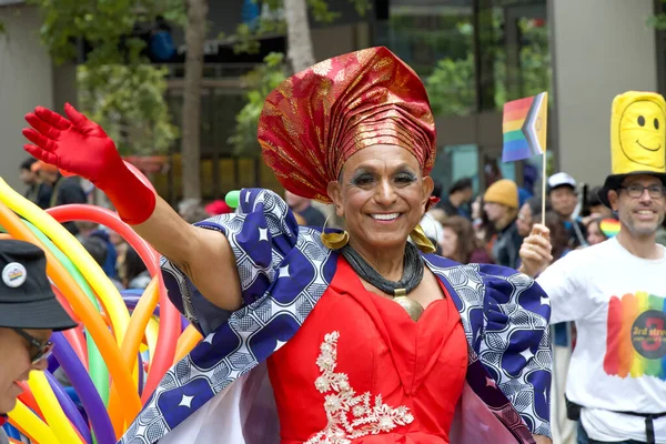 San Francisco, CA - 24 Haziran 2023: SF Gay Onur Yürüyüşü 'ne katılanlar Pazar Caddesi' nden Şehir Merkezi 'ne kadar kutlamalar yapıyorlar. Tema, Geriye Bakış, İleriye İlerleme.