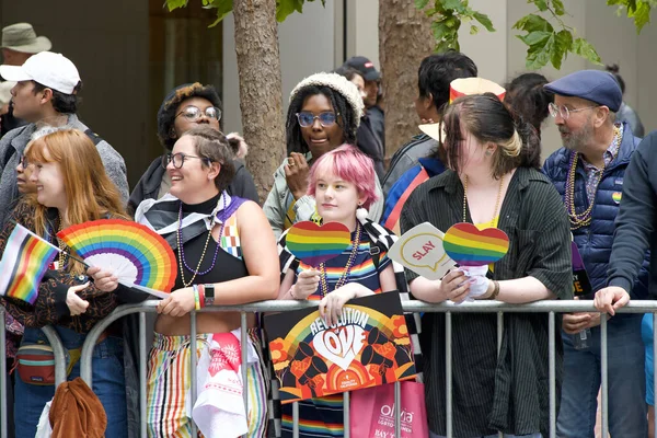 San Francisco Června 2023 Diváci Oslavují Sledování Gay Pride Parade — Stock fotografie