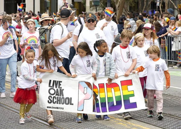San Francisco Haziran 2023 Gay Onur Yürüyüşü Katılanlar Pazar Caddesi — Stok fotoğraf