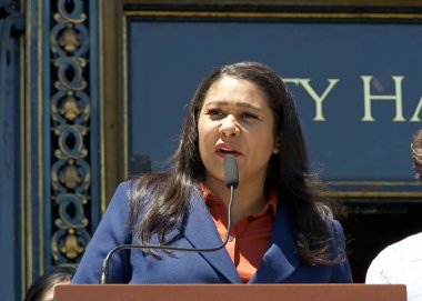 San Francisco, CA - 29 Haziran 2023: Belediye Başkanı London Breed Belediye Binası 'ndaki planlama komisyonu toplantısı öncesinde Belediye Binası' nın merdivenlerinde bir basın toplantısı düzenledi.