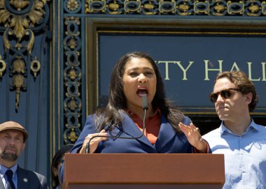 San Francisco, CA - 29 Haziran 2023: Belediye Başkanı London Breed Belediye Binası 'ndaki planlama komisyonu toplantısı öncesinde Belediye Binası' nın merdivenlerinde bir basın toplantısı düzenledi.