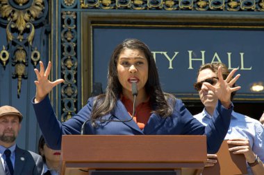 San Francisco, CA - 29 Haziran 2023: Belediye Başkanı London Breed Belediye Binası 'ndaki planlama komisyonu toplantısı öncesinde Belediye Binası' nın merdivenlerinde bir basın toplantısı düzenledi.