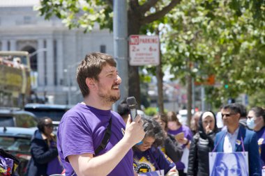 San Francisco, CA - 29 Haziran 2023: SEIU yerel 1000, en büyük grup CA State çalışanını temsil ediyor, daha iyi maaş, daha iyi sosyal yardım ve çalışma koşullarının iyileştirilmesini talep ediyor.