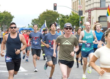 Alameda, CA - 4 Temmuz 2023: Alameda Belediye Başkanlığı 4 Temmuz R.A.C.E. Alameda 'da 5 km koşu ve yürüyüş, Kadın ve Çocuklar için Midway Barınağı' na yardım.