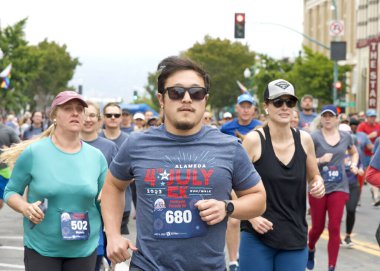 Alameda, CA - 4 Temmuz 2023: Alameda Belediye Başkanlığı 4 Temmuz R.A.C.E. Alameda 'da 5 km koşu ve yürüyüş, Kadın ve Çocuklar için Midway Barınağı' na yardım.