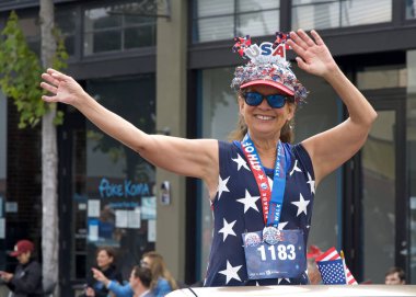 Alameda, CA - 4 Temmuz 2023: Alameda 4 Temmuz Geçidi, ülkenin en büyük ve en uzun Bağımsızlık Günü geçit törenlerinden biri. Meclis üyesi Trish Herrera _ Spencer.