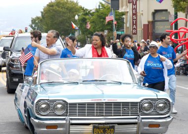 Alameda, CA - 4 Temmuz 2023: Alameda 4 Temmuz Geçidi, ülkenin en büyük ve en uzun Bağımsızlık Günü geçit törenlerinden biri. Rob Bonta ve Mia Bonta