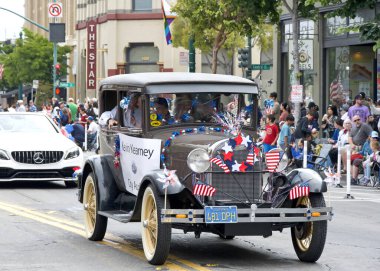 Alameda, CA - 4 Temmuz 2023: Alameda 4 Temmuz Geçidi, ülkenin en büyük ve en uzun Bağımsızlık Günü geçit törenlerinden biri. Şehir Denetçisi Kevin Kearney