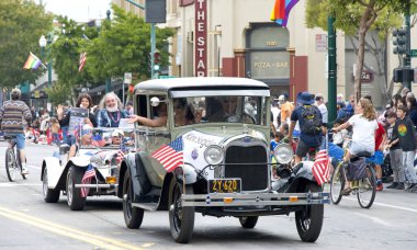 Alameda, CA - 4 Temmuz 2023: Alameda 4 Temmuz Geçidi, ülkenin en büyük ve en uzun Bağımsızlık Günü geçit törenlerinden biri. Tanımlanamayan katılımcılar.