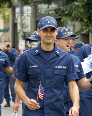 Alameda, CA - 4 Temmuz 2023: Alameda 4 Temmuz Geçidi, ülkenin en büyük ve en uzun Bağımsızlık Günü geçit törenlerinden biri. Tanımlanamayan katılımcılar.